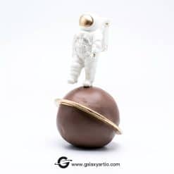 مجسمه فضانورد و زحل