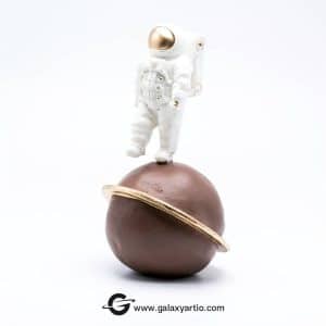 مجسمه فضانورد و زحل