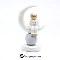 مجسمه فضانورد هلال ماه