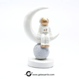 مجسمه فضانورد هلال ماه