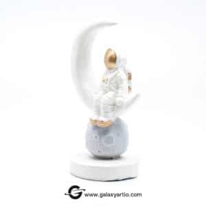 مجسمه فضانورد هلال ماه - Image 3