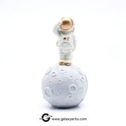 مجسمه فضانورد و ماه