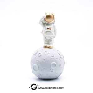 مجسمه فضانورد و ماه