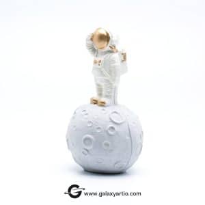 مجسمه فضانورد و ماه - Image 3