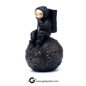 مجسمه فضانورد روی ماه - Image 2