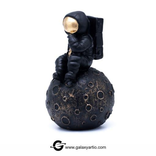 مجسمه فضانورد روی ماه - Image 2