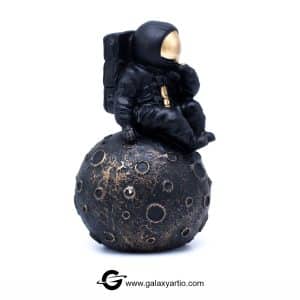 مجسمه فضانورد روی ماه - Image 3