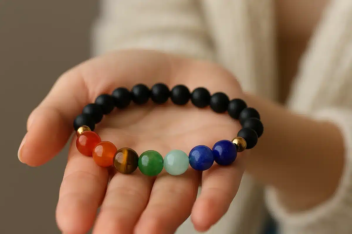 دستبند هفت چاکرا با سنگ‌های طبیعی روی دست یک زن