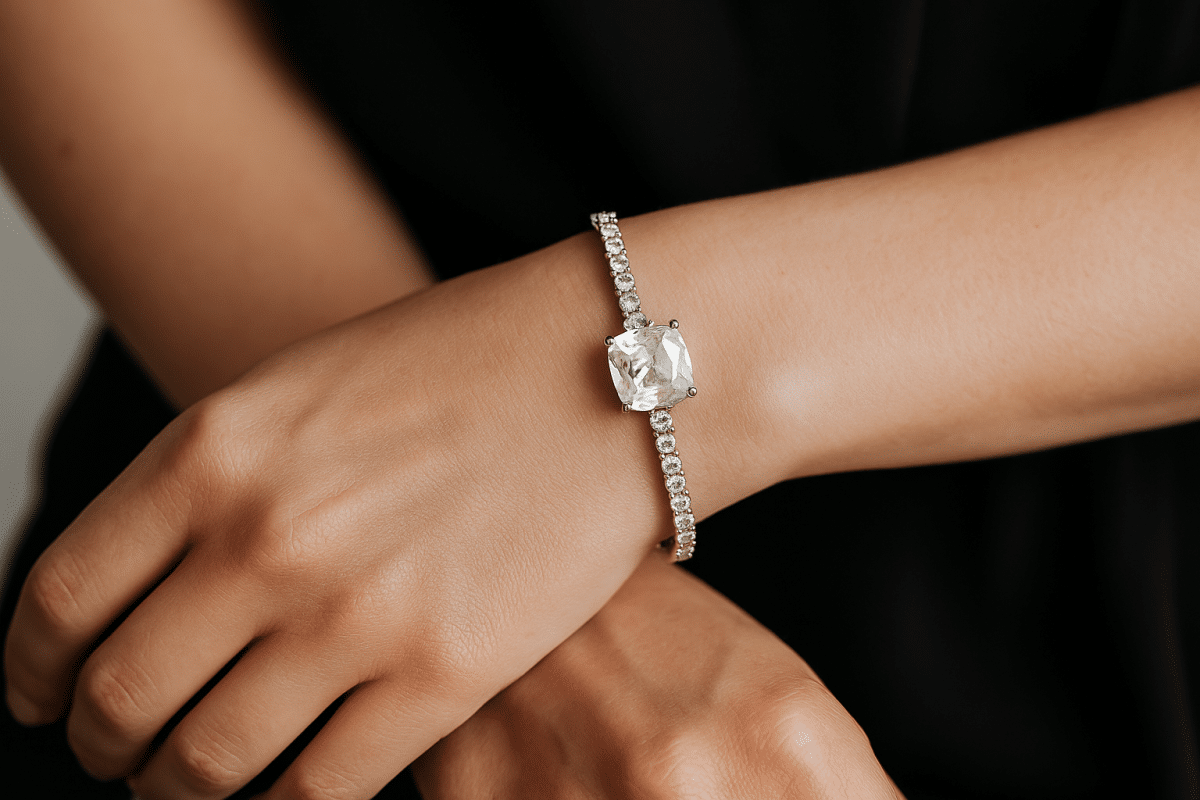 دست زنانه با اکسسوری یاقوت سفید، نمادی از سنگ ماه تولد خرداد.