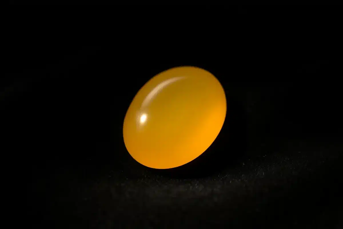 سنگ شرف‌الشمس روی پارچه مخملی با نور نقطه‌ای