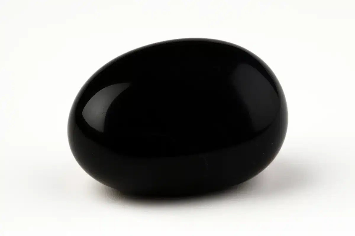 نمای نزدیک از سنگ اونیکس سیاه براق با سطح صاف و صیقلی.