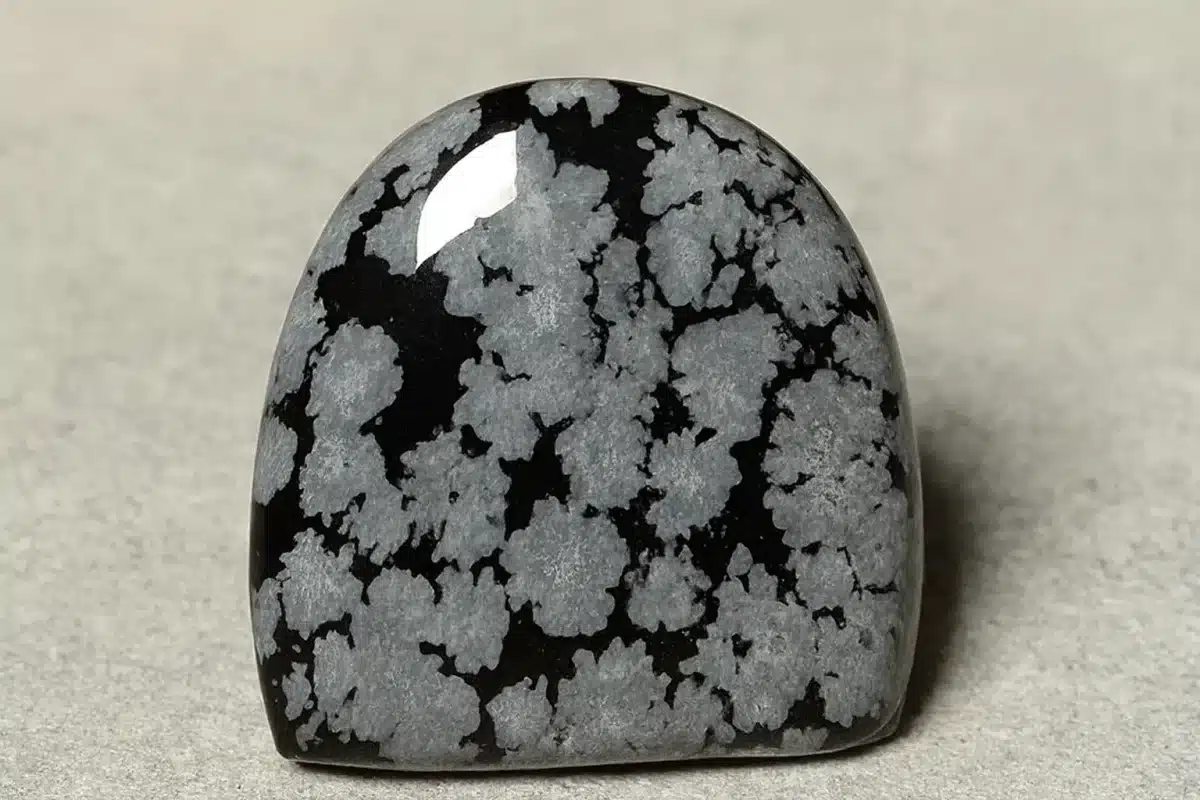 سنگ‌های آبسیدین دانه برفی صیقلی برای کلکسیون