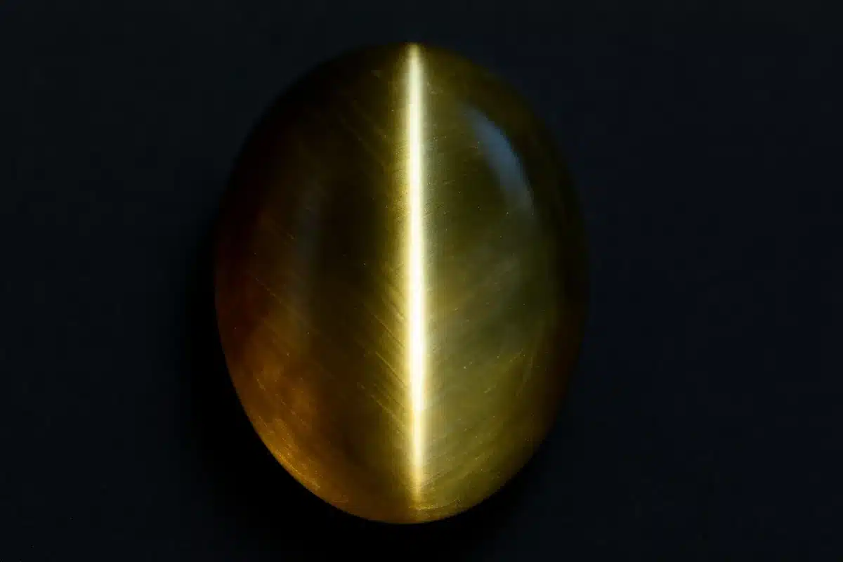 تصویر کلوزآپ سنگ چشم گربه اصل با افکت چاتویانسی