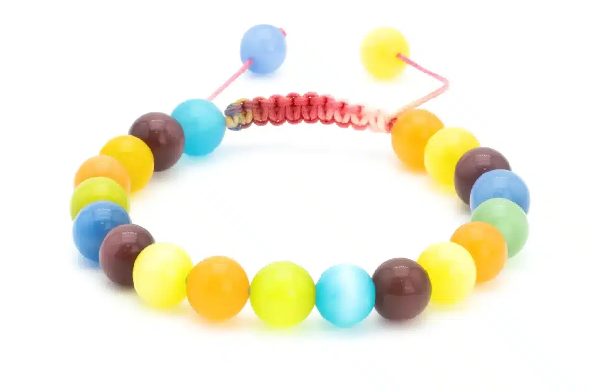 دستبند ماکرامه با مهره‌های رنگی و سنگ چشم گربه