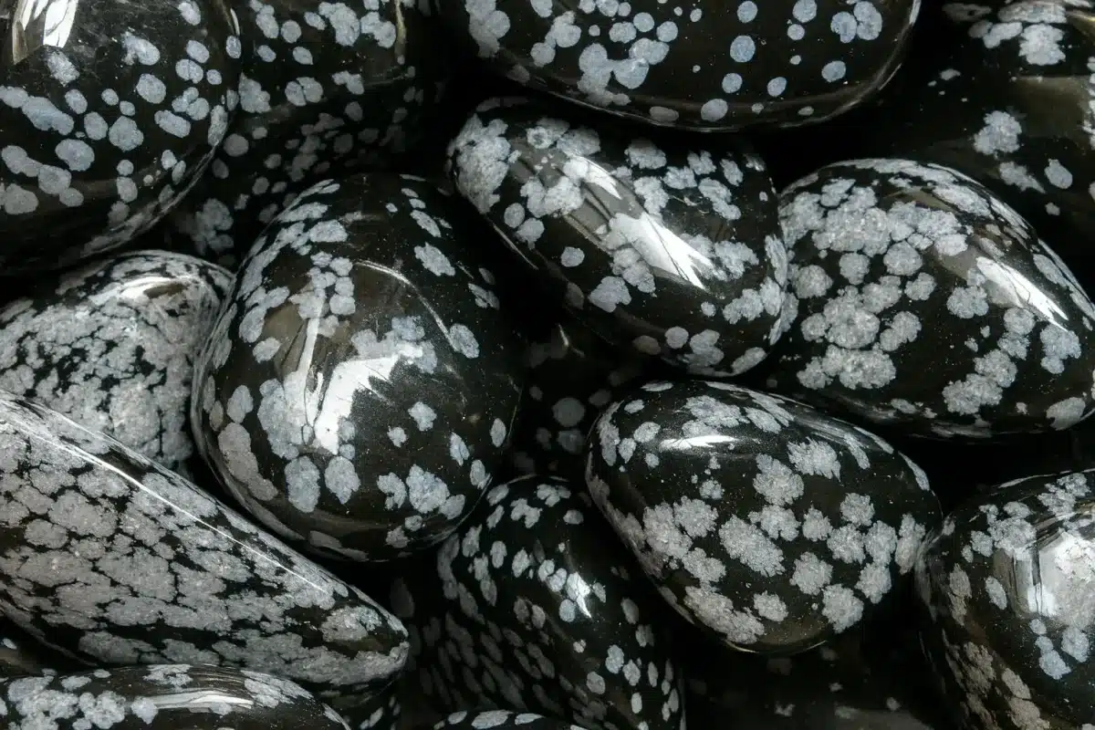 سنگ آبسیدین دانه برفی تراش‌خورده و صیقلی