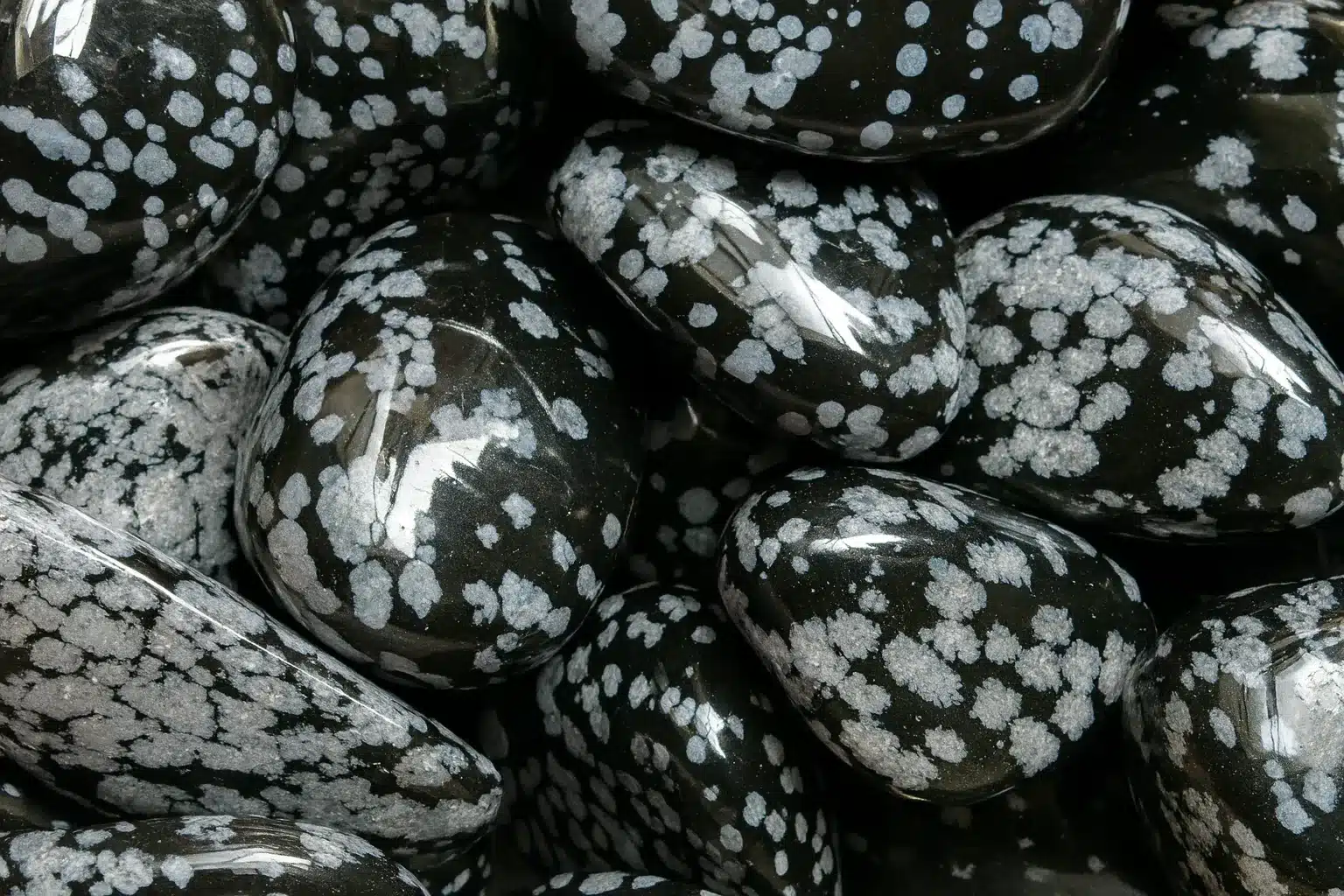 سنگ آبسیدین دانه برفی تراش‌خورده و صیقلی