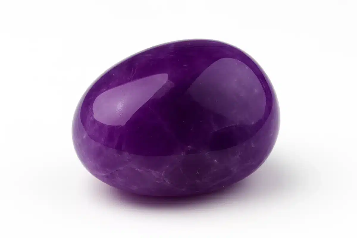 نمای نزدیک از سنگ آمتیست بنفش شفاف با رگه‌های طبیعی.