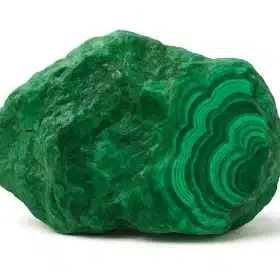 سنگ مالاکیت سبز خام با پس‌زمینه سفید برای مدیتیشن.