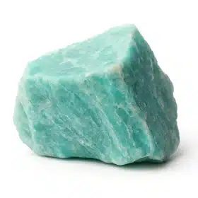 سنگ آمازونیت سبز خام با پس‌زمینه سفید برای مدیتیشن.