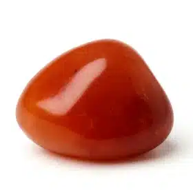 سنگ کارنلین نارنجی خام با پس‌زمینه سفید برای مدیتیشن.