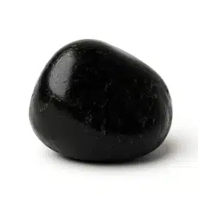 سنگ اونیکس سیاه خام با پس‌زمینه سفید برای مدیتیشن.