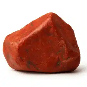 سنگ جاسپر قرمز خام با پس‌زمینه سفید برای مدیتیشن.