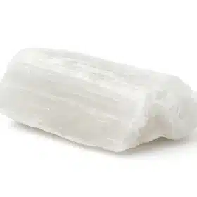 سنگ سلنیت سفید خام با پس‌زمینه سفید برای مدیتیشن.