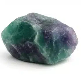 سنگ فلوریت سبز و بنفش خام با پس‌زمینه سفید برای مدیتیشن.