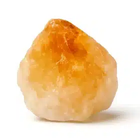 سنگ سیترین زرد خام با پس‌زمینه سفید برای مدیتیشن.