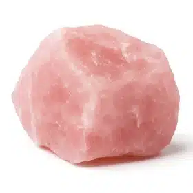 سنگ رز کوارتز صورتی خام با پس‌زمینه سفید برای مدیتیشن.