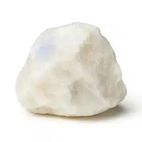 سنگ ماه سفید خام با پس‌زمینه سفید برای مدیتیشن.