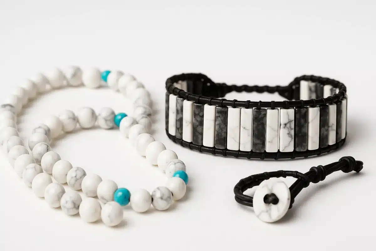 دستبند و گردنبند ساخته‌شده با سنگ هائولیت سفید