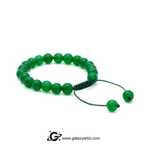 دستبند سنگ عقیق سبز یمنی / Green Agate Bracelet دستبند عقیق سبز یمنی طبیعی ساخته شده از سنگ عقیق اصل و درجه یک، یکی از خاص‌ترین زیورآلات سنگی گلکسی آرت است که با رنگ سبز شفاف و انرژی‌بخش خود، جلوه‌ای منحصربه‌فرد به استایل شما می‌بخشد. این دستبند با سنگ‌های تراش گرد سایز ۸ میل طراحی شده و به صورت فری سایز تنظیمی در دو سایز زنانه و مردانه ارائه می‌شود. سنگ عقیق سبز از گذشته در فرهنگ‌های مختلف به عنوان نماد آرامش، سلامت و تعادل درونی شناخته شده و اعتقاد بر این است که با خود انرژی مثبت، افزایش اعتماد به نفس و محافظت در برابر استرس به همراه دارد. رنگ سبز این سنگ، تداعی‌کننده طبیعت و حس طراوت است و می‌تواند در ایجاد آرامش ذهنی و روحی نقش مهمی داشته باشد. این دستبند علاوه بر زیبایی چشمگیر، به عنوان سنگ ماه تولد اردیبهشت و خرداد شناخته می‌شود و می‌تواند هدیه‌ای معنادار و ارزشمند برای متولدین این ماه‌ها باشد. ترکیب رنگ سبز درخشان عقیق با طراحی ساده و شیک، آن را به اکسسوری‌ای مناسب برای استفاده روزمره و موقعیت‌های رسمی تبدیل کرده است. ویژگی‌ها: سنگ عقیق سبز یمنی طبیعی و درجه یک تراش گرد سایز ۸ میل فری سایز با قابلیت تنظیم موجود در دو سایز زنانه و مردانه سنگ ماه تولد اردیبهشت و خرداد نماد آرامش، سلامت و اعتماد به نفس مناسب برای استفاده روزمره و هدیه‌ای خاص
