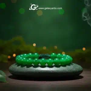 دستبند سنگ عقیق سبز یمنی / Green Agate Bracelet دستبند عقیق سبز یمنی طبیعی ساخته شده از سنگ عقیق اصل و درجه یک، یکی از خاص‌ترین زیورآلات سنگی گلکسی آرت است که با رنگ سبز شفاف و انرژی‌بخش خود، جلوه‌ای منحصربه‌فرد به استایل شما می‌بخشد. این دستبند با سنگ‌های تراش گرد سایز ۸ میل طراحی شده و به صورت فری سایز تنظیمی در دو سایز زنانه و مردانه ارائه می‌شود. سنگ عقیق سبز از گذشته در فرهنگ‌های مختلف به عنوان نماد آرامش، سلامت و تعادل درونی شناخته شده و اعتقاد بر این است که با خود انرژی مثبت، افزایش اعتماد به نفس و محافظت در برابر استرس به همراه دارد. رنگ سبز این سنگ، تداعی‌کننده طبیعت و حس طراوت است و می‌تواند در ایجاد آرامش ذهنی و روحی نقش مهمی داشته باشد. این دستبند علاوه بر زیبایی چشمگیر، به عنوان سنگ ماه تولد اردیبهشت و خرداد شناخته می‌شود و می‌تواند هدیه‌ای معنادار و ارزشمند برای متولدین این ماه‌ها باشد. ترکیب رنگ سبز درخشان عقیق با طراحی ساده و شیک، آن را به اکسسوری‌ای مناسب برای استفاده روزمره و موقعیت‌های رسمی تبدیل کرده است. ویژگی‌ها: سنگ عقیق سبز یمنی طبیعی و درجه یک تراش گرد سایز ۸ میل فری سایز با قابلیت تنظیم موجود در دو سایز زنانه و مردانه سنگ ماه تولد اردیبهشت و خرداد نماد آرامش، سلامت و اعتماد به نفس مناسب برای استفاده روزمره و هدیه‌ای خاص