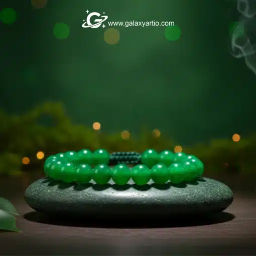 دستبند سنگ عقیق سبز یمنی / Green Agate Bracelet دستبند عقیق سبز یمنی طبیعی ساخته شده از سنگ عقیق اصل و درجه یک، یکی از خاص‌ترین زیورآلات سنگی گلکسی آرت است که با رنگ سبز شفاف و انرژی‌بخش خود، جلوه‌ای منحصربه‌فرد به استایل شما می‌بخشد. این دستبند با سنگ‌های تراش گرد سایز ۸ میل طراحی شده و به صورت فری سایز تنظیمی در دو سایز زنانه و مردانه ارائه می‌شود. سنگ عقیق سبز از گذشته در فرهنگ‌های مختلف به عنوان نماد آرامش، سلامت و تعادل درونی شناخته شده و اعتقاد بر این است که با خود انرژی مثبت، افزایش اعتماد به نفس و محافظت در برابر استرس به همراه دارد. رنگ سبز این سنگ، تداعی‌کننده طبیعت و حس طراوت است و می‌تواند در ایجاد آرامش ذهنی و روحی نقش مهمی داشته باشد. این دستبند علاوه بر زیبایی چشمگیر، به عنوان سنگ ماه تولد اردیبهشت و خرداد شناخته می‌شود و می‌تواند هدیه‌ای معنادار و ارزشمند برای متولدین این ماه‌ها باشد. ترکیب رنگ سبز درخشان عقیق با طراحی ساده و شیک، آن را به اکسسوری‌ای مناسب برای استفاده روزمره و موقعیت‌های رسمی تبدیل کرده است. ویژگی‌ها: سنگ عقیق سبز یمنی طبیعی و درجه یک تراش گرد سایز ۸ میل فری سایز با قابلیت تنظیم موجود در دو سایز زنانه و مردانه سنگ ماه تولد اردیبهشت و خرداد نماد آرامش، سلامت و اعتماد به نفس مناسب برای استفاده روزمره و هدیه‌ای خاص